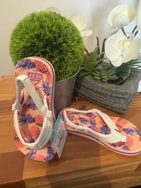 NWT Reef Kids Little Ahi Coral Pineapple Sandals Size 9/10